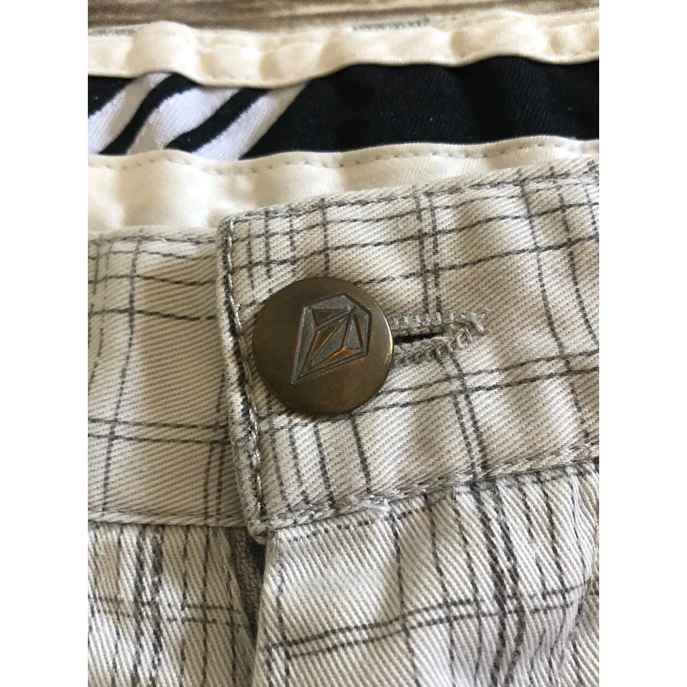 Volcom Mens White and Gray Striped Shorts Size 30 Flat Front Skateboard Y2K